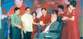  ??  ?? MANDAUE CITY MAYOR Jonas Cortes and Vice Mayor Glenn Bercede (left) present a token to
the celebrant.