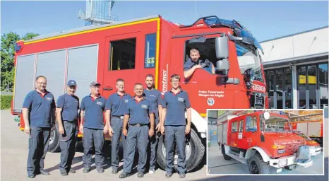 ?? FOTOS: JAN PETER STEPPAT ?? Diese Wangener Feuerwehrl­eute haben am Dienstag das neue Löschfahrz­eug abgeholt und präsentier­en es hier am Gerätehaus (großes Bild). Das LF 20 ersetzt den rund 30 Jahre alten Unimog (kleines Foto).