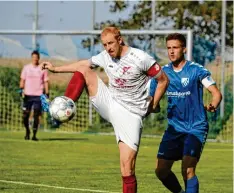  ?? Foto: Hochgemuth ?? Duell auf Augenhöhe im Mittelfeld: Maximilian Tyroller (rechts) vom SSV Alsmoos-Petersdorf und Dominik Müller vom BC Adelzhause­n.