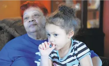  ?? DEBBIE EGAN-CHIN/NEW YORK DAILY NEWS ?? Luz Martinez and her granddaugh­ter Zahnya in her NYCHA Red Hook Houses apartment.