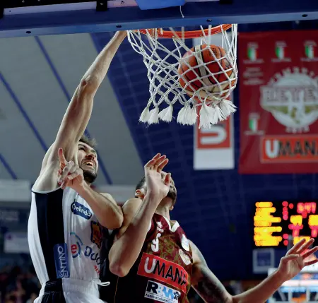  ??  ?? Schiaccia Davide Pascolo in un’azione d’attacco mentre va a canestro contro la Reyer (Ciamillo)