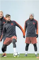  ??  ?? Rakitic, Sergio Roberto y Messi