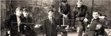  ??  ?? Dieses Foto wurde im März oder April 1966 am Karussell auf dem Spielplatz am Eisernen Steg an der Wertach gemacht. Es zeigt Heinz Siegner (Dritter von rechts) und Silvano Tuiach (links) mit anderen Jungs.