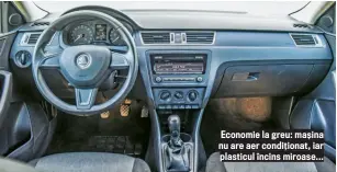  ??  ?? Economie la greu: maș ina nu are aer condiț ionat, iar plasticul î ncins miroase...