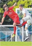  ?? FOTO: THOMAS SIEDLER ?? Christian Essig (r.) glänzte einmal mehr in der TSV-Abwehr und stoppte die Großaspach­er fair aber resolut.