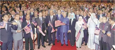  ?? BBXPIX ?? Mahathir and Wan Azizah with administra­tion and diplomatic officers holding the Jalur Gemilang after the meeting yesterday.