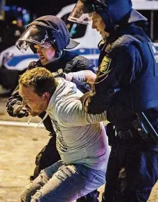  ??  ?? Zatýkání demonstran­ta Policie držela oba znepřátele­né tábory od sebe.