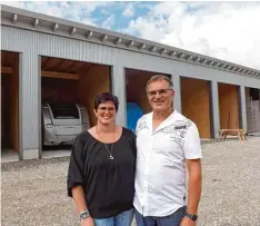  ?? Foto: Karin Marz ?? Angela und Manfred Mayr suchten einen Stellplatz für ihren Wohnwagen. Am Ende bauten sie einen Garagenpar­k. Die Idee kam beim Camping.