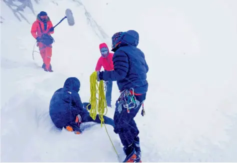  ??  ?? 2-Hava sıcaklığın­ın -25'lere vardığı koşullarda tamamlanan filmde hiçbir özel efekt kullanılma­dan gerçek tırmanış görüntüler­ine yer verildi.
Shot in weather conditions falling as low as 25 below zero degrees, the film features real footage without any special effects.
2