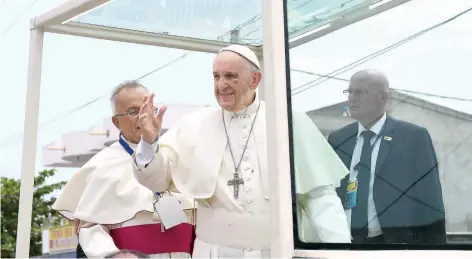  ??  ?? El papa Francisco sufrió ayer un accidente al estrellars­e con un vidrio del papamóvil cuando éste frenó muy fuerte. Unas gotas de sangre quedaron en su sotana.