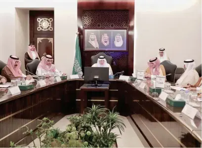  ?? Makkah Gov. Prince Khaled Al-Faisal presides over a meeting to review the developmen­t of Wadi Al-Lith dam on Sunday. ??