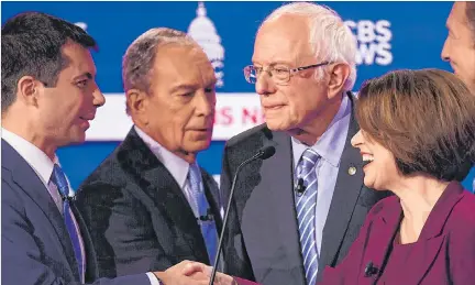  ?? AFP ?? Saludo. Los candidatos Pete Buttigieg, Mike Bloomberg, Bernie Sanders, junto Amy Klobuchar y Tom Steyer luego del debate realizado el martes.