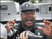  ?? Marco Ugarte The Associated Press ?? Former Raiders offensive tackle Lincoln Kennedy, signing autographs at Mexico City’s Azteca Stadium in 2016, has been promoted from sideline reporter to color analyst for Raiders radio broadcasts this season. He will work alongside Brent Musburger.