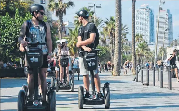  ?? ÀLEX GARCIA / ARCHIVO ?? Siempre con guía. Actualment­e sólo quienes alquilan segways han de llevar acompañant­e, mientras que los de los patinetes, no