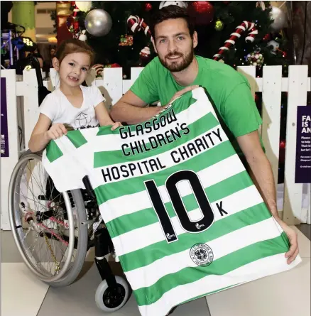  ??  ?? Craig Gordon is helped by six-year-old Georgia O’Neill to promote Celtic’s donation to the Glasgow Children’s Hospital charity