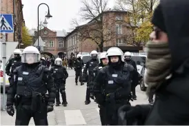  ?? FOTO: LEHTIKUVA/EMMI KORHONEN ?? UTRUSTADE. Polisen i Tammerfors insåg stundens allvar under lördagens
uppdrag.