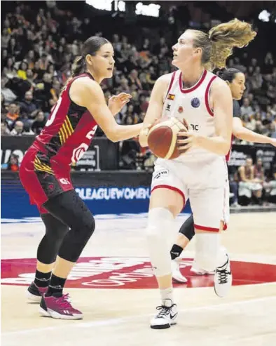  ?? FIBA ?? Hermosa intenta frenar a Gulich durante el partido de ayer en Valencia.