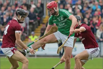  ??  ?? The O’Connor cousins, Joe and Jack, outnumber Naomh Eanna midfielder Conor Hughes.