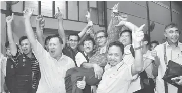  ??  ?? BIG WIN: Supporters lift Ahmad Lai at Bekenu community hall after he was declared the victor.