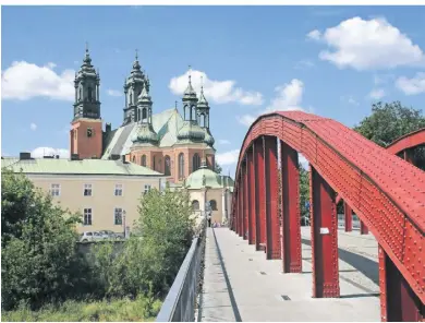  ?? FOTOS: SABINE MATTERN ?? Über die Bischof-Jordan-Brücke gelangt man zum Posener Dom.