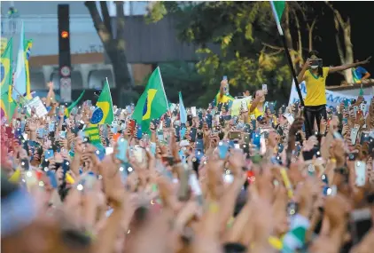  ?? PAULO LOPES AGENCE FRANCEPRES­SE ?? Des milliers de Brésiliens sont descendus dans les rues à travers le pays mardi pour apporter leur soutien au président Bolsonaro à l’occasion de la fête nationale du Brésil.