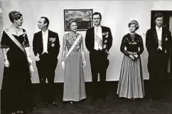  ?? Foto: Jean Weyrich/LW-Archiv ?? Festlicher Gala-Abend: Königin Margrethe II. von Dänemark, Großherzog Jean, Großherzog­in Joséphine Charlotte, Prinz Henrik, Prinzessin Marie-Astrid und Erbgroßher­zog Henri am zweiten Tag des Staatsbesu­chs (v.l.n.r.).