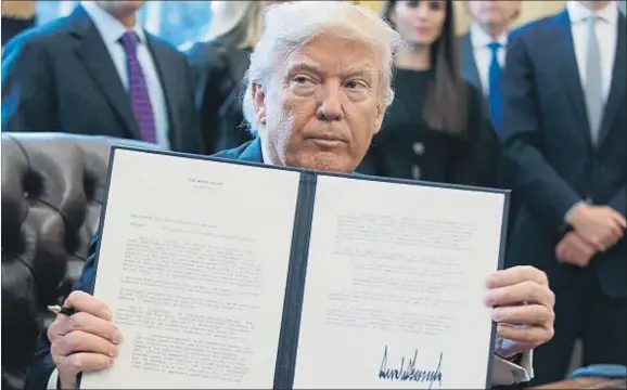  ?? EVAN VUCCI / AP ?? Trump muestra su firma en el decreto que autoriza que un oleoducto atraviese Dakota, lo que Obama había suspendido