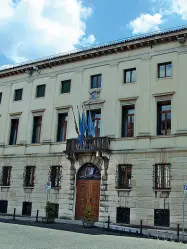  ??  ?? Manovra di palazzo La sede della Provincia di Belluno, Palazzo Piloni., in piazza Duomo. L’assemblea dei sindaci ieri ha deciso di tutelare l’ente che potrebbe vedersi «sottrarre» a breve altri dipendenti