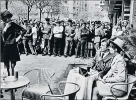  ??  ?? ‘El Santo’ en Tuset Street. Roger Moore tomando un aperitivo en una terraza de la calle Tuset en 1967