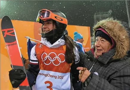  ??  ?? Perrine Laffont, félicitée par sa grand-mère, a vécu une journée riche en émotions, dimanche, à Pyeongchan­g.
