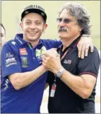  ??  ?? Rossi con Paolo Simoncelli.