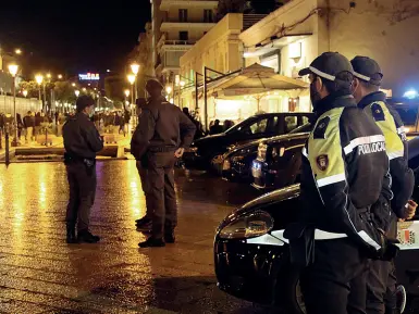  ??  ?? Pattugliam­enti La polizia municipale impegnata nei controlli nel centro storico di Bari