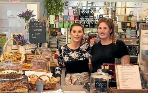  ?? JAKE MCKEE CAGNEY/STUFF ?? Casey Gabb and Chloe Reardon have noticed less customers coming through the doors of the French Fig cafe since the town upgrade works began.