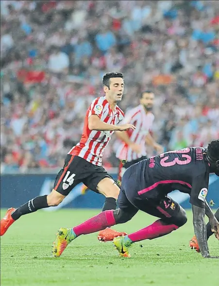  ??  ?? Derrota con lucha Aduriz se escapa del marcaje del Umtiti durante el choque entre el Athletic y el Barça, en el que los leones lucharon hasta el final, aunque