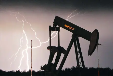  ?? DARRYL DYCK/FILES ?? An oil pump jack sits idle west of Edmonton. Alberta’s energy industry is the key reason for the decrease in investment­s in Canada. Finance Minister Bill Morneau said he hopes government measures to overhaul pipeline reviews will turn help boost energy...