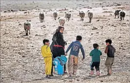  ?? ARIS MESSINIS/GETTY-AFP ?? Residents of Mosul flee Friday during fighting between Iraqi forces and the Islamic State.