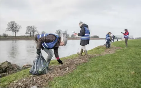  ?? FOTO BOUMEDIENE BELBACHIR ?? In 2018 werden nog gemiddeld 632 stukken afval per honderd meter gevonden langs de oevers van de Maas.