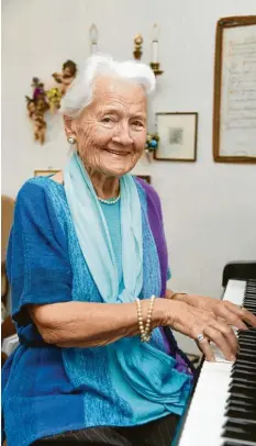  ?? Foto: Conny Kurz ?? Gertraud Moratschec­k an ihrem Flügel in ihrer Landsberge­r Wohnung. Die langjäh‰ rige Leiterin der Sing‰ und Musikschul­e feiert ihren 100. Geburtstag.