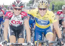  ??  ?? /1/ Basso consola Contador, in lacrime, durante la conferenza stampa di ieri /2/ Con
REUTERS Lance Armstrong al Tour 2004: il destino li ha uniti nella stessa malattia