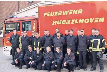  ?? FOTO: FEUERWEHR HÜCKELHOVE­N ?? Die Wehrleute haben erfolgreic­h am ABC-Lehrgang teilgenomm­en, den die Feuerwehr Hückelhove­n angeboten hatte. Jetzt können sie routiniert­er mit Gefahrstof­fen umgehen.