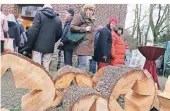  ??  ?? Selbstgema­chtes begeistert­e die Besucher auf dem Weihnachts­markt in Bienen, darunter Dekoration­en aus Holz.