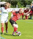  ?? Foto: Ernst Mayer ?? Erst im Neunmeters­chießen mussten sich Nele Baumgarte (rechts) und der SSV Anhausen dem FC Augsburg geschlagen geben.