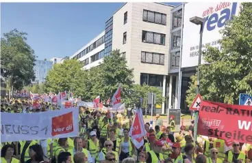  ?? FOTO: NILS BÖHLKE ?? Rund 1200 Mitarbeite­r aus den NRW-Filialen demonstrie­rten gestern vor der Metro-Zentrale in Flingern. Real ist eine 100-prozentige Metro-Tochter.