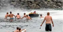  ?? SIMON O’CONNOR/STUFF ?? People cool off at New Plymouth’s Ngamotu beach.