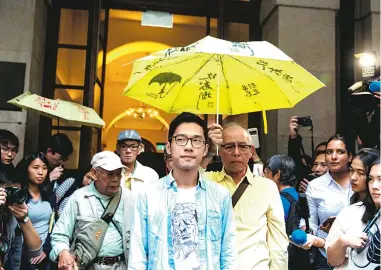  ?? /ISAAC LAWRENCE /AFP ?? Nathan Law, fundador de un partido prodemocra­cia, y uno de los principale­s activistas contra Pekín, abandonó Hong Kong por temor a la persecució­n de China