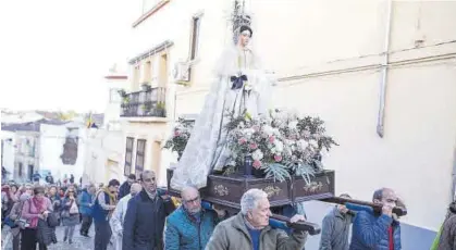  ?? JORGE VALIENTE ?? Los devotos cargan a la Virgen de Las Candelas camino a la iglesia de San Mateo.
