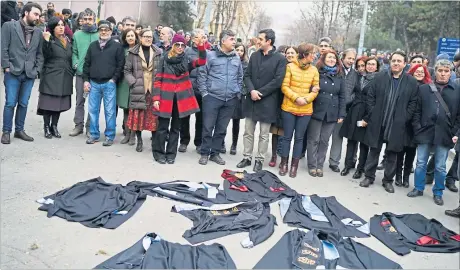  ?? [ Reuters ] ?? Wissenscha­ft und Lehre, mit Füßen getreten: In Ankara hat Uni-Personal als Zeichen des Protests seine Umhänge auf dem Boden ausgebreit­et.