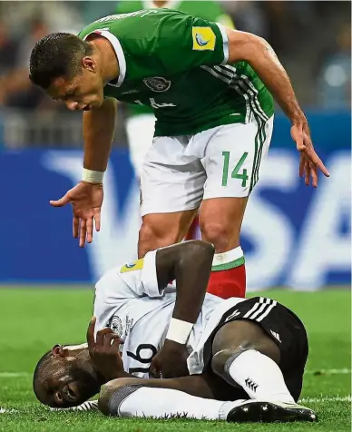  ??  ?? Get up: Mexico’s Javier Hernandez confrontin­g Germany’s Antonio Ruediger for feigning injury. —