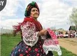  ??  ?? Старожил деревни Гадичево Татьяна Басова встречала празднично­е
шествие у ворот своего дома