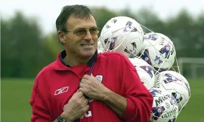  ?? Photograph: Rui Vieira/PA ?? Dario Gradi pictured at Crewe’s training ground in 2001 before his 1,000th game as the club’s manager.